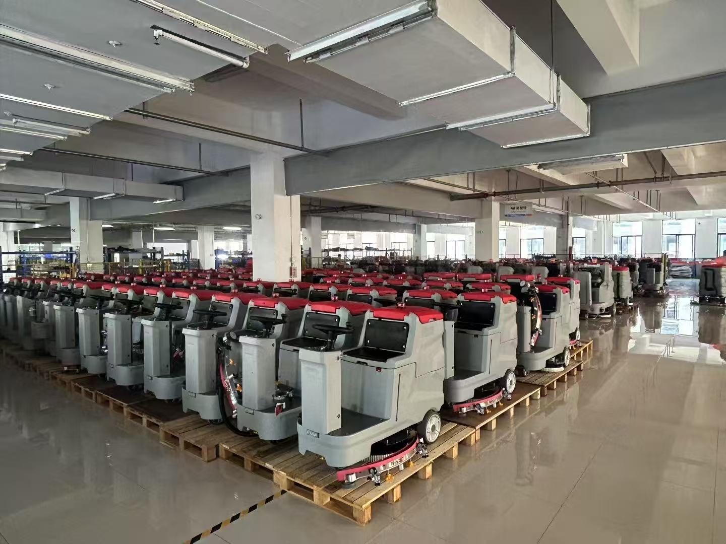 Разница между ручными и самоходными поломоечными машинами